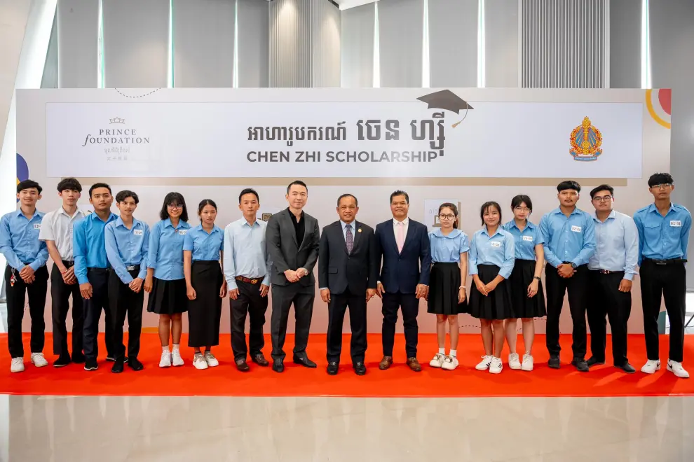 His Excellency Dr. Chuon Chivin, Secretary of State of the Ministry of Education, Youth and Sport (8th from the right), honored the Chen Zhi Scholarship Batch 4 Interview Day as the guest of honor, joined by Mr. Gabriel Tan, Head of Prince Foundation (8th from the left), along with the foundation's management team and participating students.