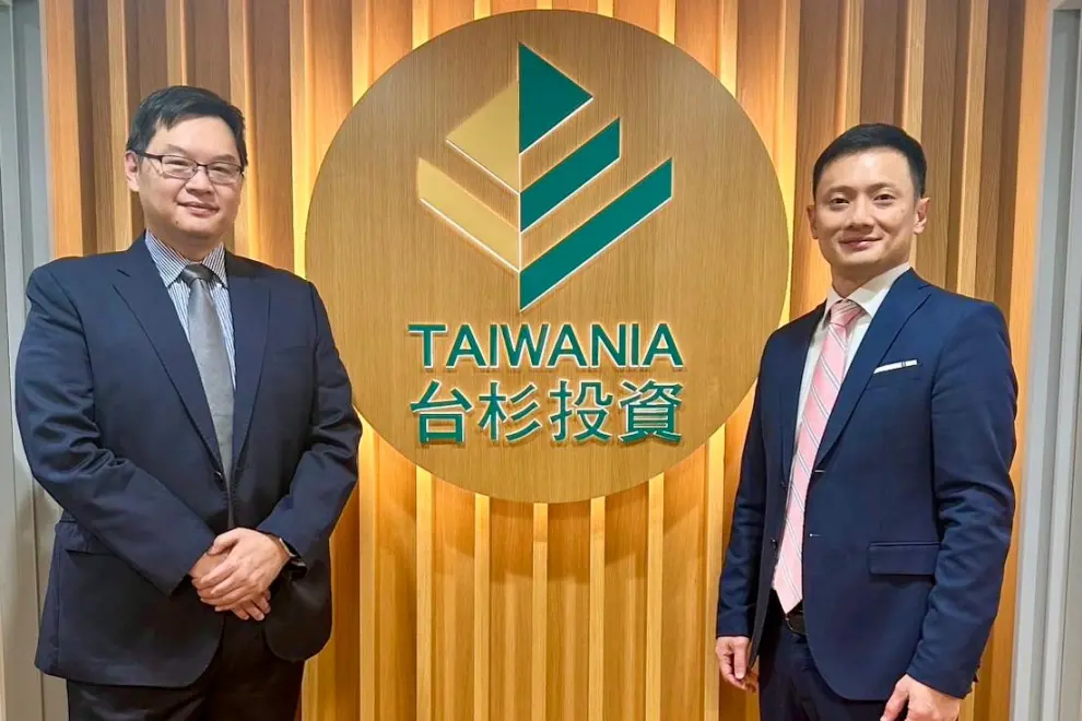 Michael Huang, Managing Partner of Taiwania Capital (Left), and Ed Deng, Co-founder and CEO of Health2Sync (Right)