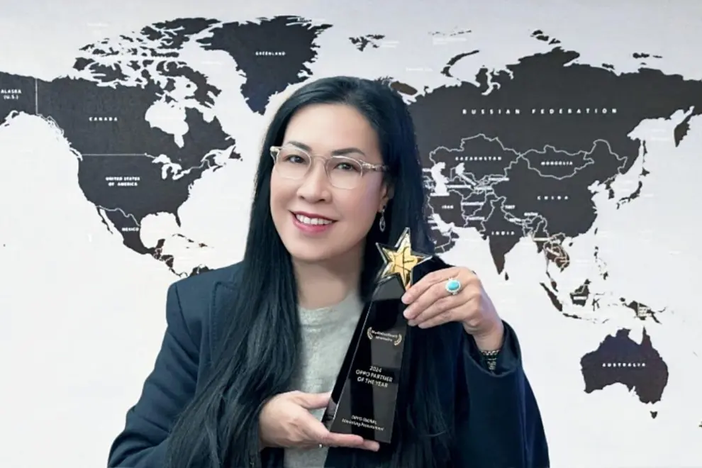 Media OutReach Newswire's Founder and CEO Jennifer Kok with the prestigious OPPO 'Partner of the Year 2024' award