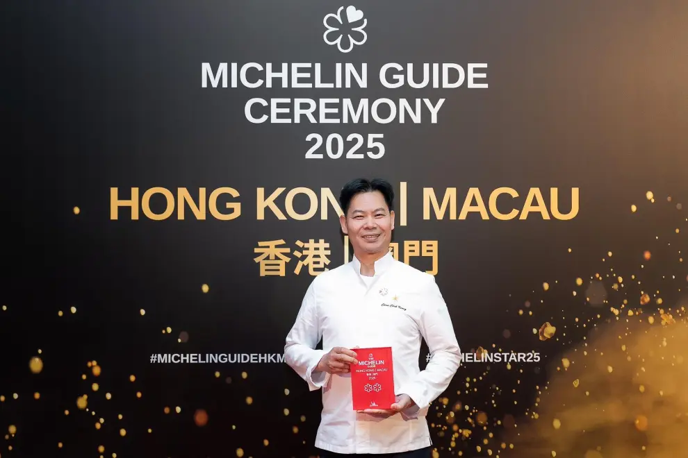 Feng Wei Ju at StarWorld Hotel has boasted an impressive nine consecutive years of two-Michelin-starred recognition. Chan Chek Keong, Assistance Vice President of Food & Beverage Culinary of StarWorld Hotel and Executive Chef of Feng Wei Ju accepted the award on behalf the team.