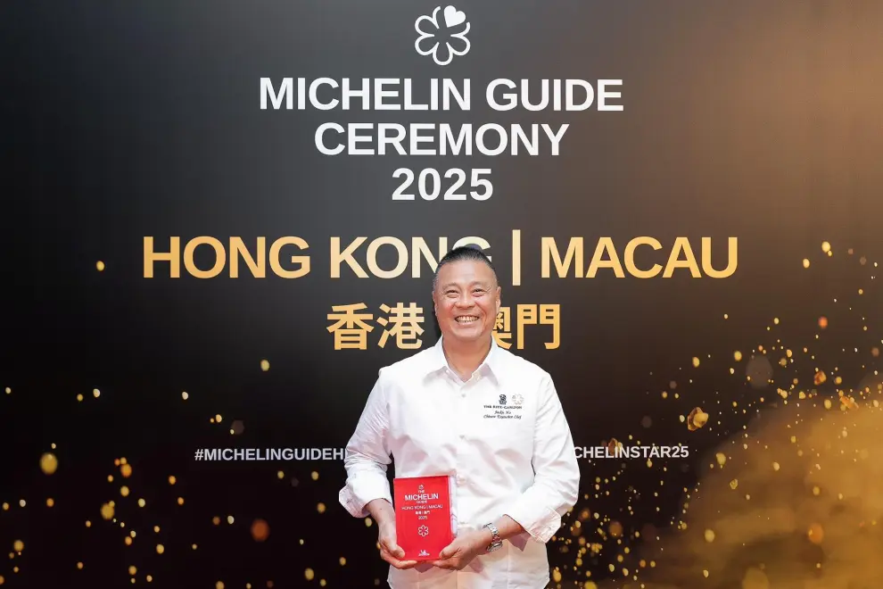 Lai Heen at The Ritz-Carlton, Macau has been awarded the prestigious "Michelin One Star" for nine consecutive years. Jackie Ho Hon-sing, Chinese Executive Chef of The Ritz-Carlton, Macau accepted the award on behalf the team.
