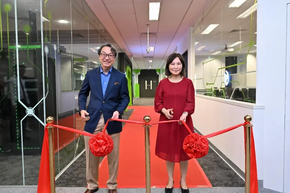 Andy Sim, vice president and managing director, Singapore, Dell Technologies and Low Khah Gek, chief executive officer, ITE at the opening ceremony of the VDI Centre