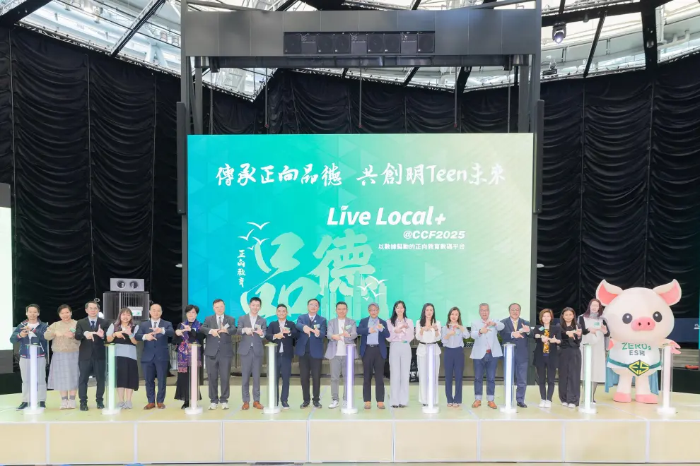 Mr. Eugene Fong, Chairman of the Committee on Home-School Co-operation; Mr. Ricky Choi, Director of Smart Living at Cyberport; Mr. Victor Kwok, Deputy Head of Research at Our Hong Kong Foundation; Mr. Arthur Lam, Founder and CEO of Negawatt; and representatives from the Federation of Parent-Teacher Associations of the 18 Districts jointly officiated the launch of "Live Local+."