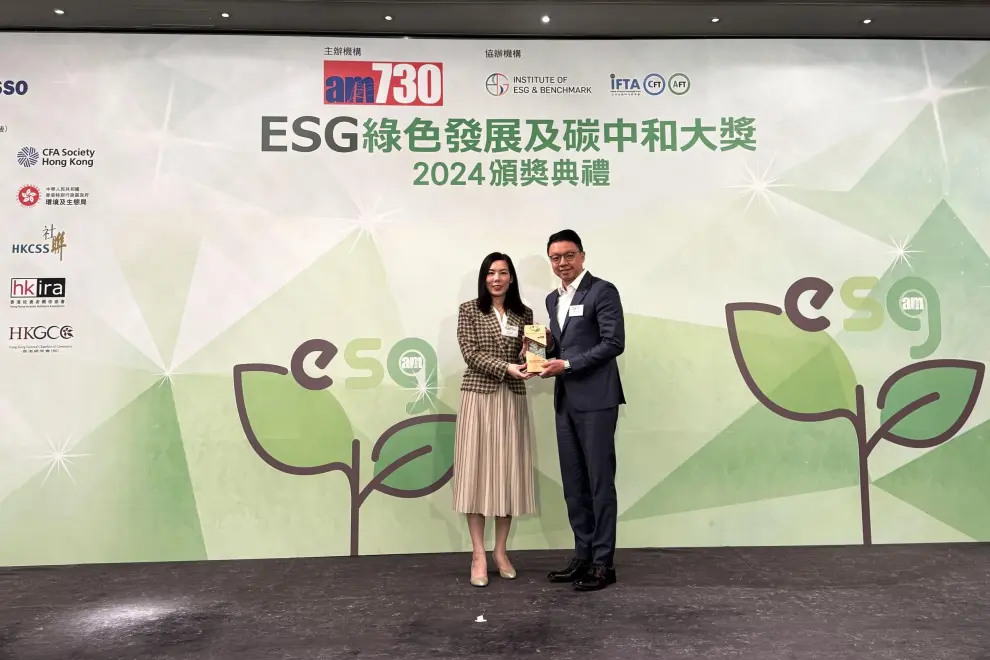 Steven So, Senior Vice President, Data Centre Hong Kong, NTT Com Asia, receives the trophies at the Award Presentation Ceremony of am730 ESG Green Development & Carbon Neutrality Awards 2024.