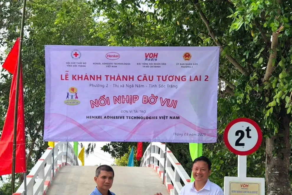 Minh-Tuan Le, President of Henkel Vietnam (left), marking the completion of the bridge with Mr. Hong Minh Nhat, The Secretary of the Party Committee of Ward 2, Nga 5 Town, Soc Trang Province (right).