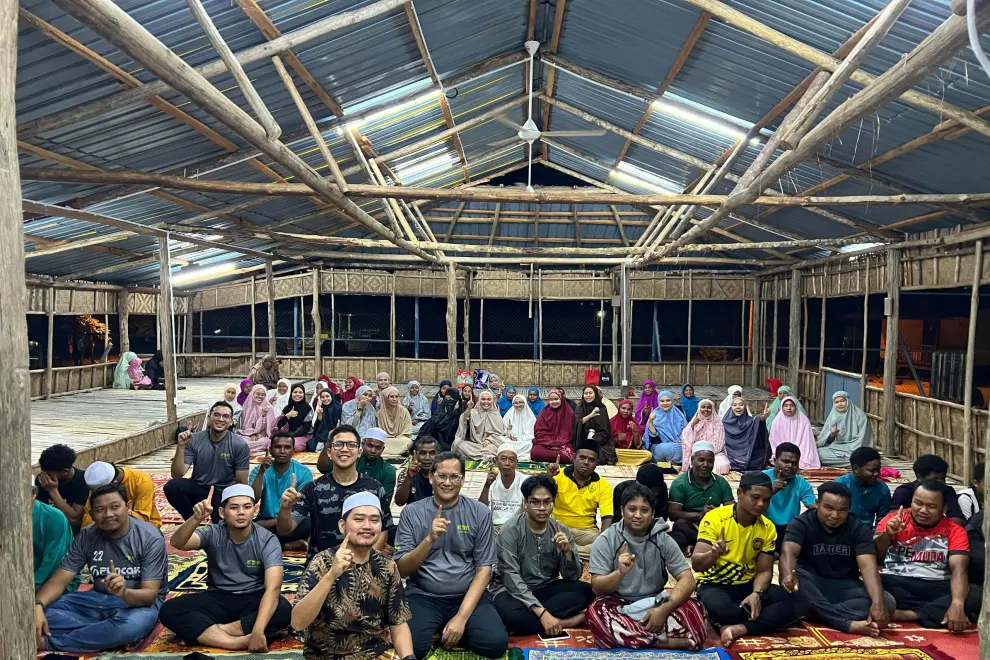 Volunteers and members of the Lanoh community gathered in unity for Tarawih prayers, sharing a spiritually uplifting moment that deepened bonds and reflected the true spirit of Ramadan.