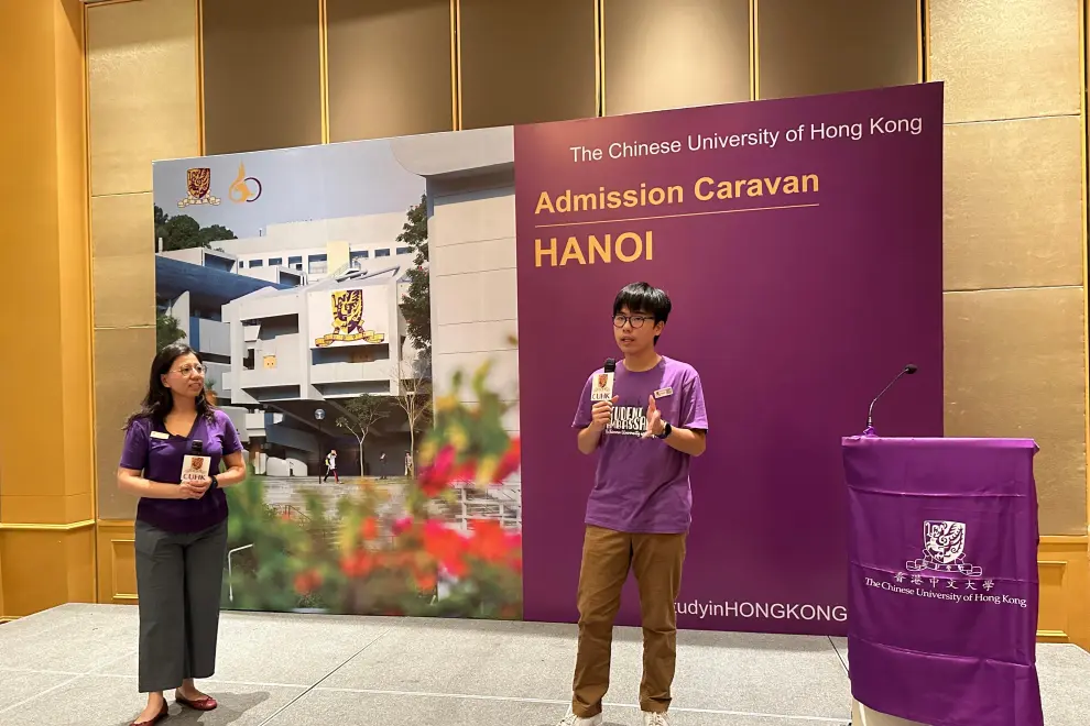 Ryan addresses an audience of Vietnamese high school students and parents at the CUHK Admission Caravan in Hanoi, sharing insights about academic life and opportunities at The Chinese University of Hong Kong.