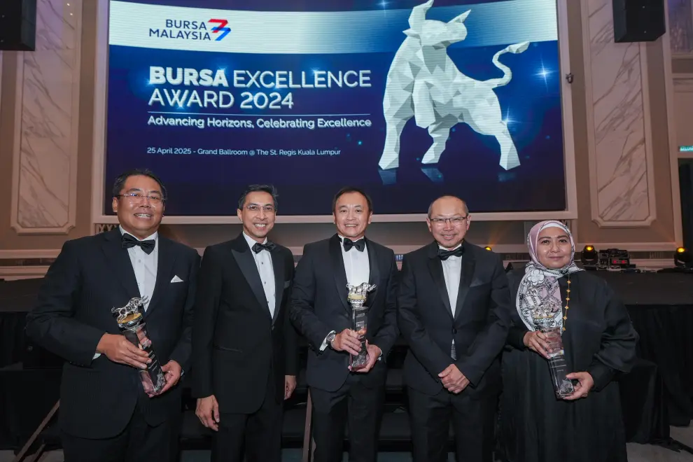 From left: Datuk Wira Ismitz Matthew De Alwis, Chief Executive Officer/ Executive Director, Kenanga Investors Berhad; Dato' Fad'l Mohamed, Chief Executive Officer, Non-Independent Executive Director, Bursa Malaysia Berhad (
