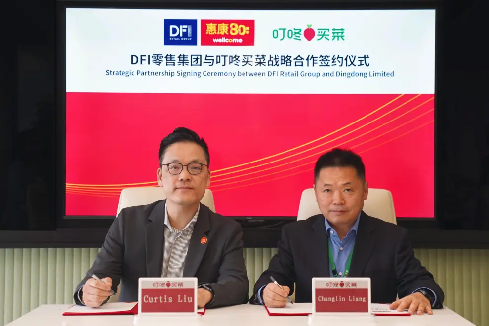 Curtis Liu, Chief Executive Officer, Food, at DFI Retail Group (Left) and Changlin Liang, Founder and Chief Executive Officer of Dingdong (Right) attended the signing ceremony to announce the strategic partnership.