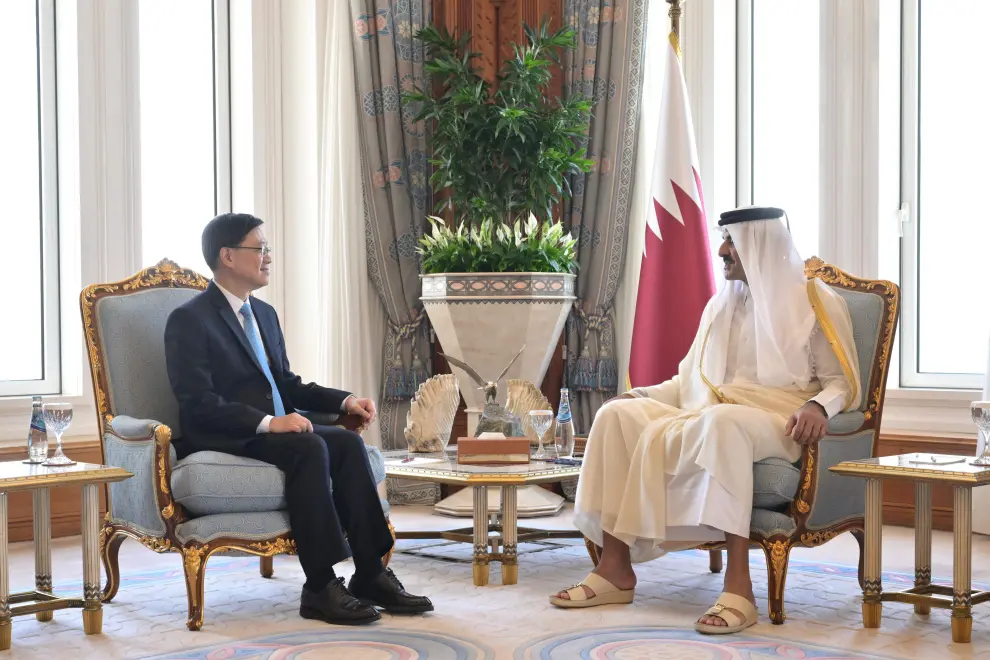 Mr Lee meets the Amir of the State of Qatar, High Highness Sheikh Tamim bin Hamad Al Thani (right).