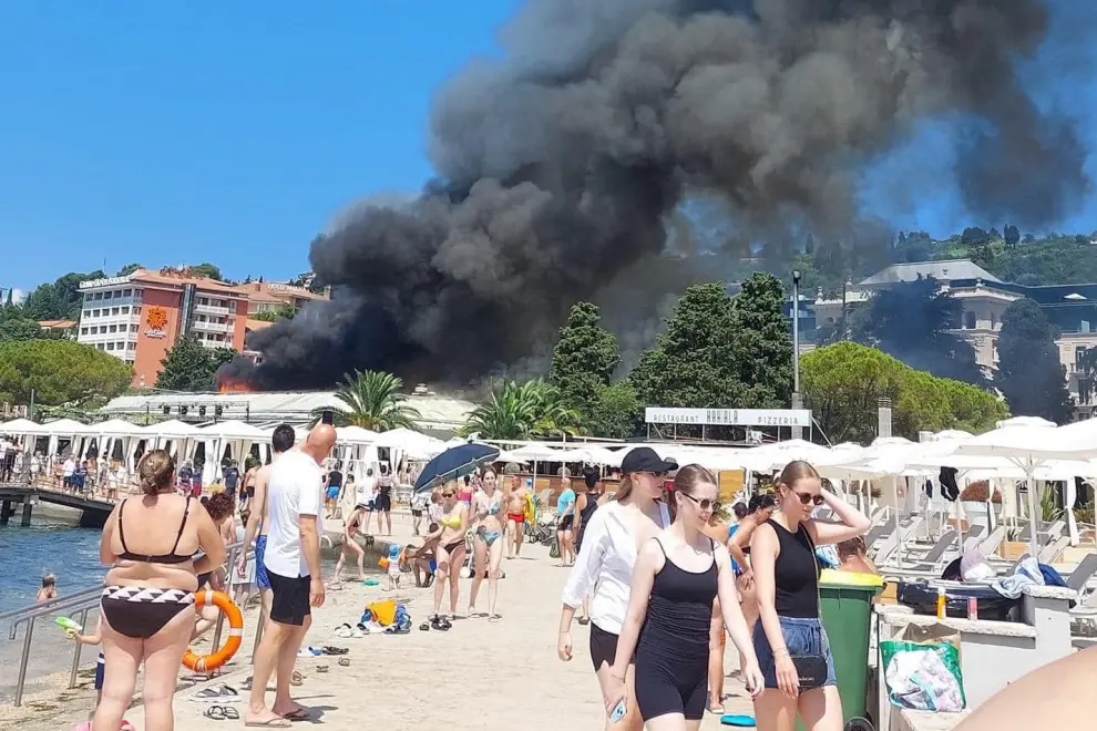 A Portorož beach bar on fire. Photo: Radio Capris