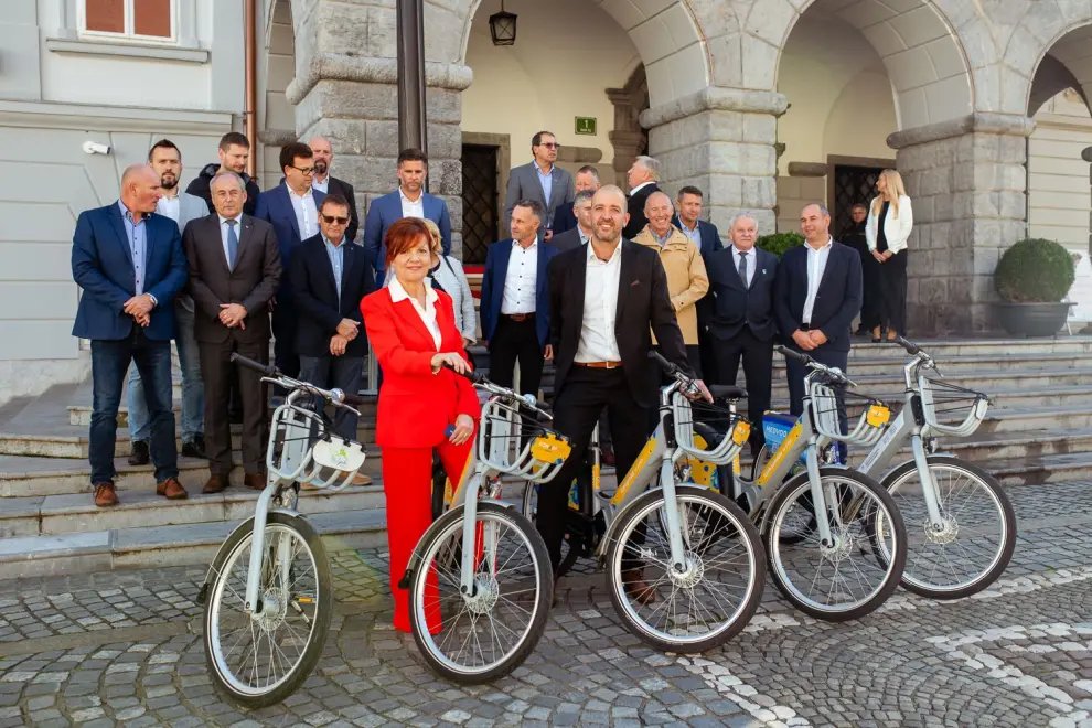 Mayors of 21 municipalities in the Ljubljana Urban Region sign an agreement to set up a public e-bike rental system. Photo: Urša Peršič/RRA LUR