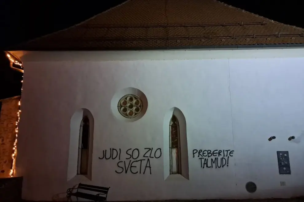 Antisemitic graffiti on the Maribor Synagogue. Photo: Maribor Synagogue's Facebook profile