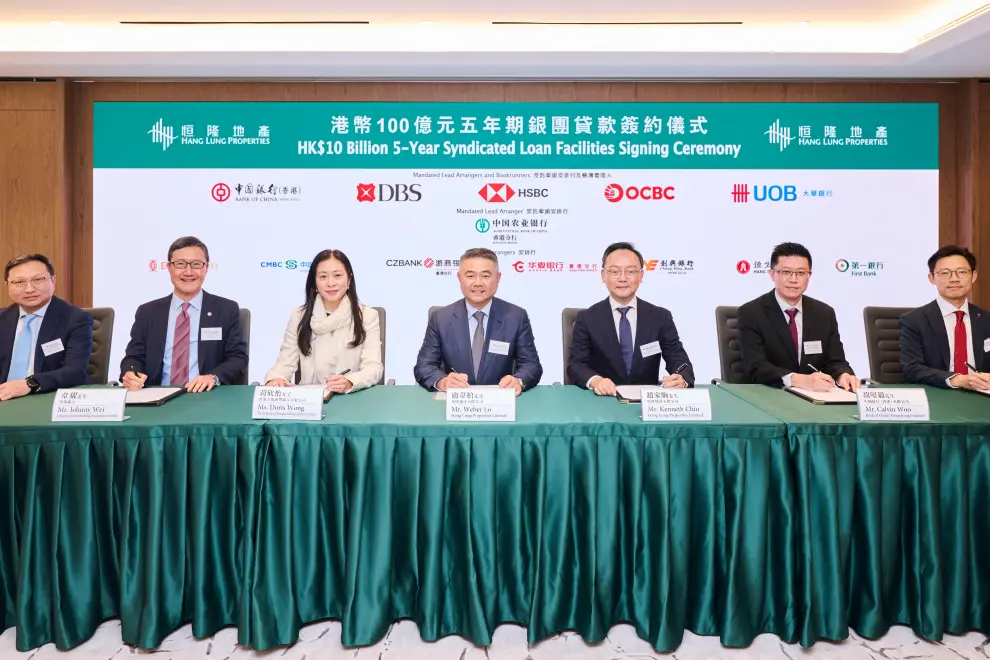 Mr. Weber Lo, Chief Executive Officer of Hang Lung Properties (fourth from the left), and Mr. Kenneth Chiu, Chief Financial Officer of Hang Lung Properties (fifth from the left), with bank representatives (from left to right: United Overseas Bank Limited, Oversea-Chinese Banking Corporation Limited, The Hongkong and Shanghai Banking Corporation Limited, Bank of China (Hong Kong) Limited, and DBS Bank Ltd.) at the closing ceremony of Hang Lung's five-year syndicated loan facilities