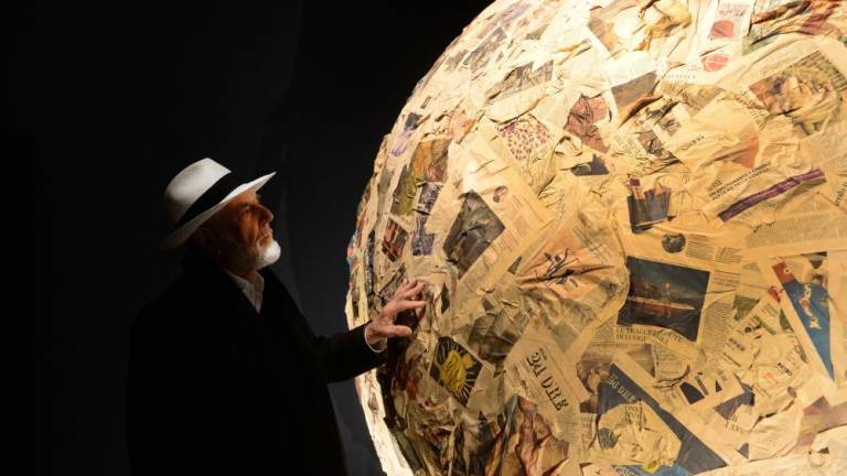 Michelangelo Pistoletto and his Newspaper Sphere. Photo: Facebook profile of Primorski Dnevnik/Gorizia municipality